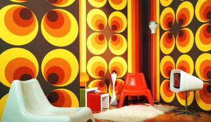 une-chambre-en-style-retro-avec-des-meubles-rouges-et-blanches-et-des-murs-clairs